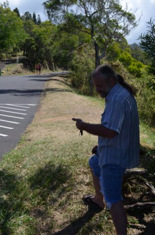 keithwaitingforwilliamandpattywalkinguptheroad.jpg
